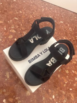 Sandalias Bimba y Lola Tacón Negro