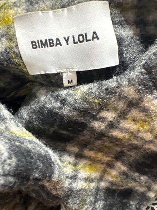 Abrigo de cuadros negro y amarillo