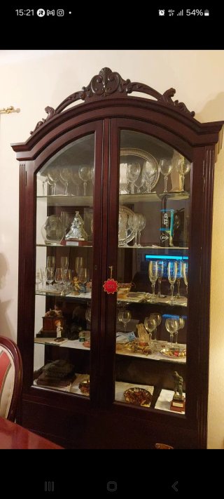 Vitrina de caoba con puertas de cristal