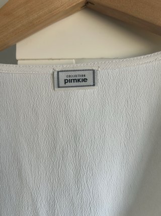 Blusa blanca con botones y encaje