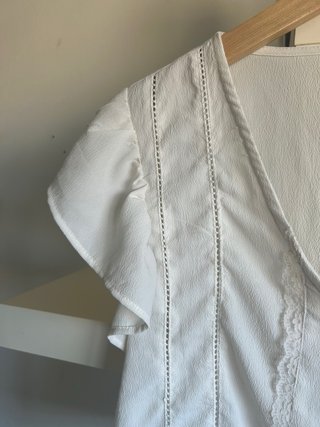 Blusa blanca con botones y encaje