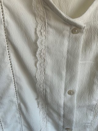 Blusa blanca con botones y encaje