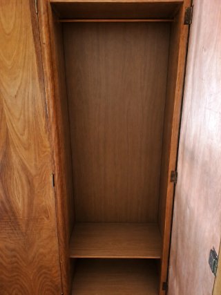 Armario de madera clásico
