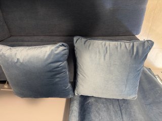 Cortinas y Cojines de Terciopelo Azul/Gris