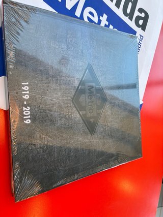 Libró centenario del metro de Madrid