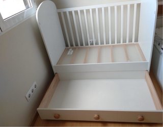 Cuna de bebé blanca con cajones