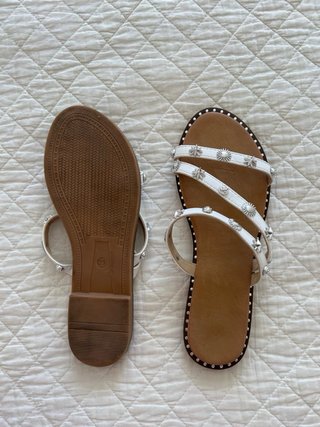 Sandalias blancas con tachuelas plateadas