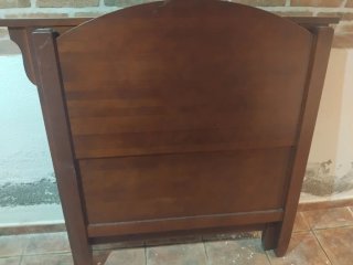 Cabecero de madera marrón