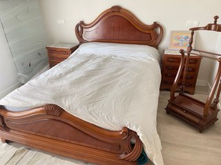 Set:cama,tocador, 2 mesitas,y perchero.
