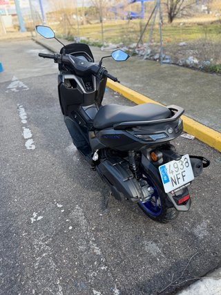 Moto Scooter Negra con Detalles Azules