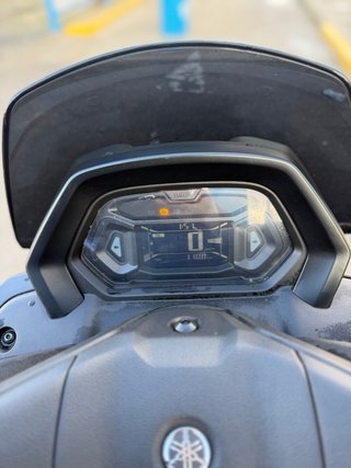 Moto Scooter Negra con Detalles Azules