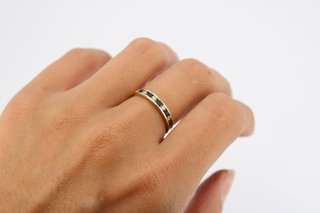 Anillo Oro 18K con piedras de color azul y blanco