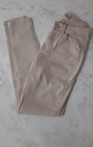 Pantalones pitillo de mujer. Modelo skinny. Color