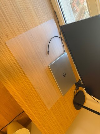 Escritorio madera con cajonera blanca