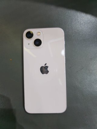 iPhone 13 mini color rosa con la sua confezione