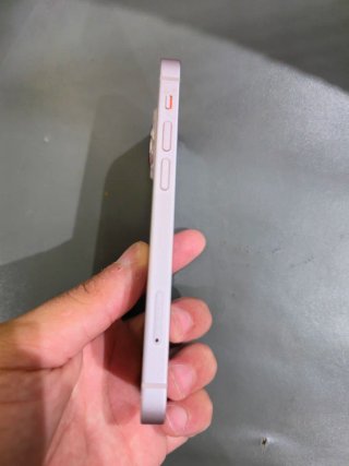 iPhone 13 mini color rosa con la sua confezione