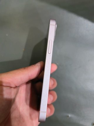 iPhone 13 mini color rosa con la sua confezione