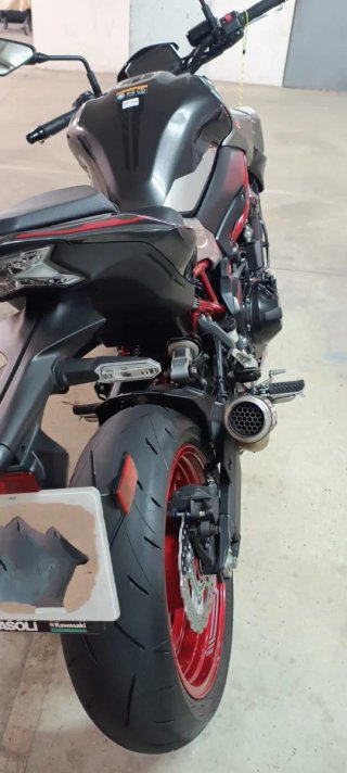 Kawasaki Z900 Naked Plata y Rojo