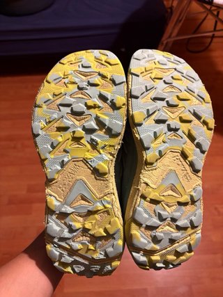 Zapatillas Hoka grises y amarillas