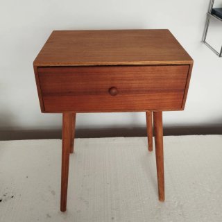 Mesita de noche de madera