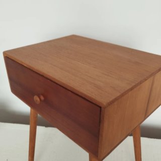 Mesita de noche de madera