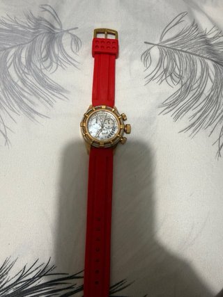 Reloj Invicta Reserve Cronógrafo Oro y Rojo