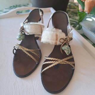 Sandalias de piel color cobre.