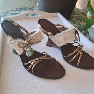 Sandalias de piel color cobre.