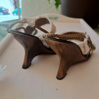 Sandalias de piel color cobre.