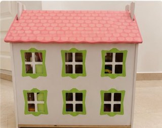 Casita de muñecas de madera