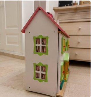 Casita de muñecas de madera