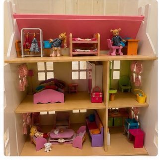 Casita de muñecas de madera
