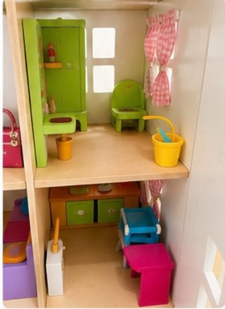 Casita de muñecas de madera