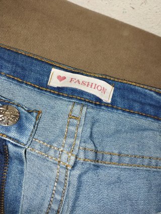 Pantalón tejano estampado para chica