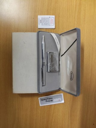 Mechero Zippo y bolígrafo