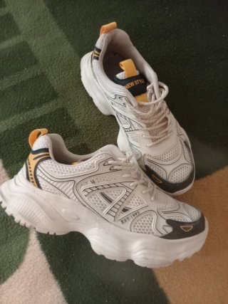 Zapatillas deportivas blancas y amarillas