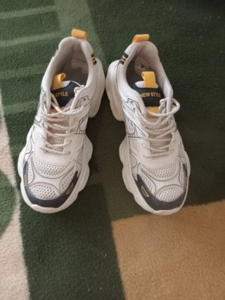Zapatillas deportivas blancas y amarillas