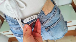 Pantalones cortos vaqueros con rotos deshilachados