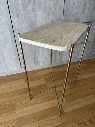 Mesa auxiliar Zara Home mármol y metal