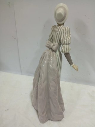 OFERTÓN Figura Lladró Mujer Vestido Rayas Sombrero