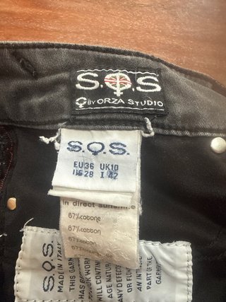 Pantalón sos vaquero negro desgastado con rotos