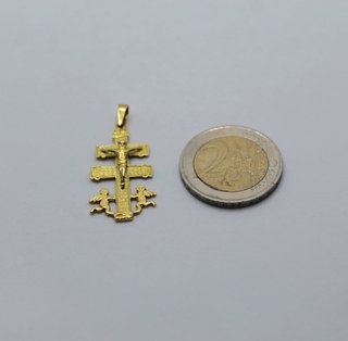 Cruz de oro de 18k. Peso: 3.12 gr.