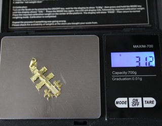 Cruz de oro de 18k. Peso: 3.12 gr.