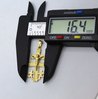 Cruz de oro de 18k. Peso: 3.12 gr.