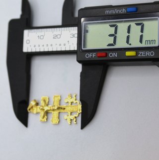 Cruz de oro de 18k. Peso: 3.12 gr.