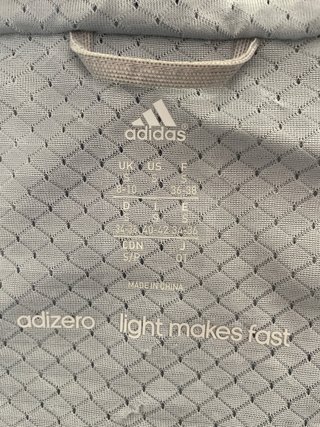 Chaqueta ADIZERO GHOST gris. Cortavientos. Talla S