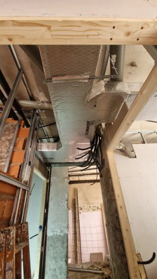 Preinstalación conductos aire acondicionado fibra.