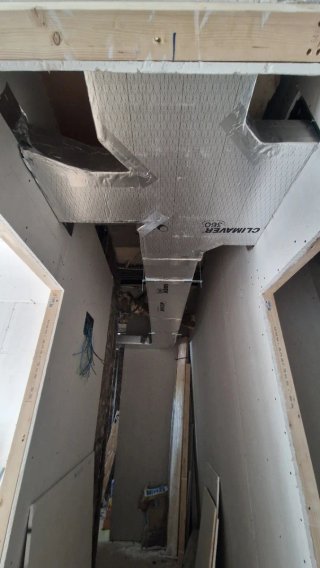 Preinstalación conductos aire acondicionado fibra.
