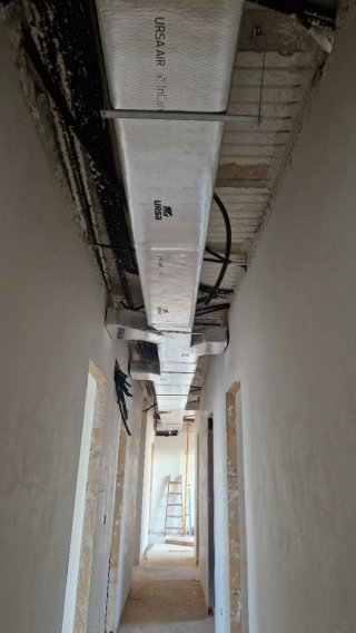 Preinstalación conductos aire acondicionado fibra.