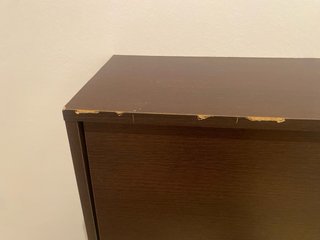 Zapatero de madera marrón